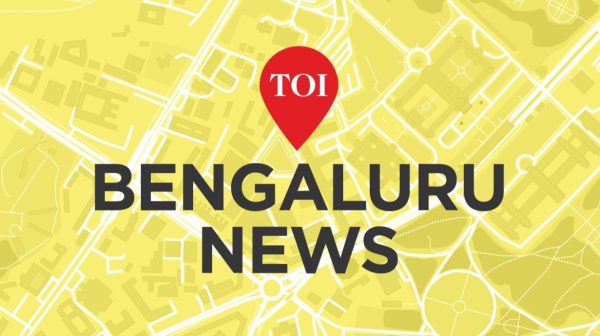 Three loot gold, cash from jewellery shop