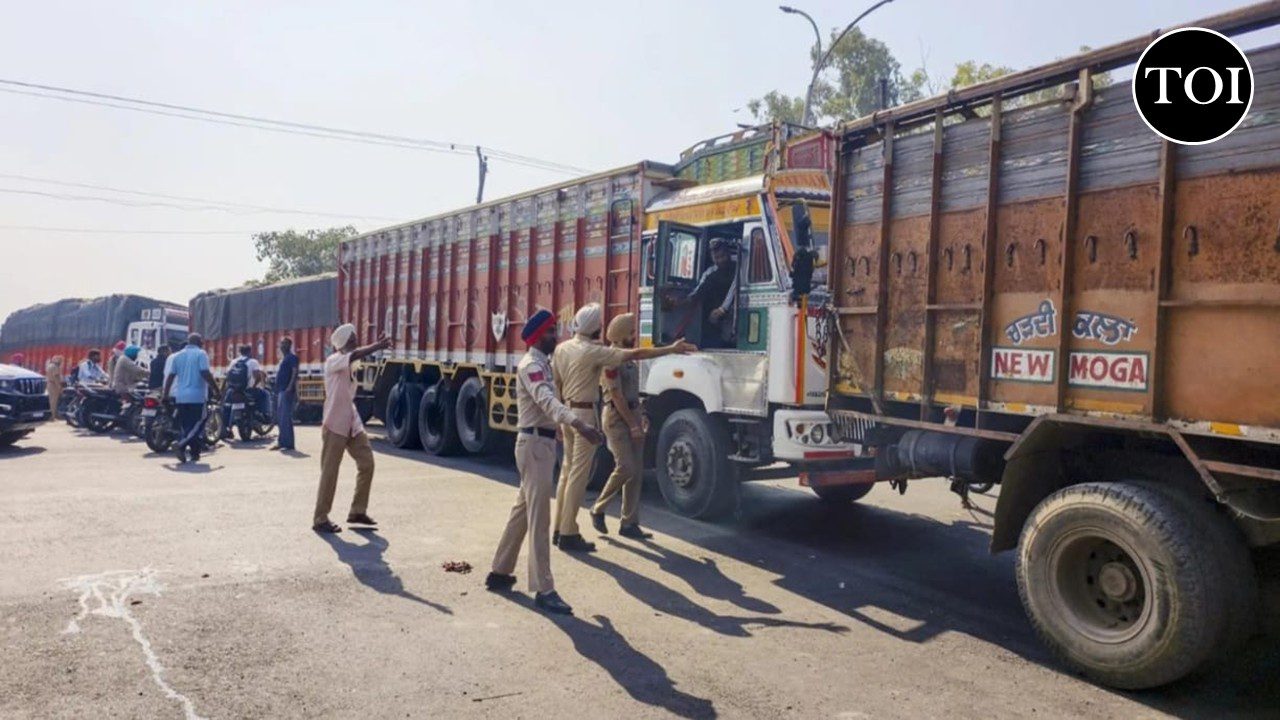 Trucks carrying loose loads to be hard topped; govt to notify rule soon