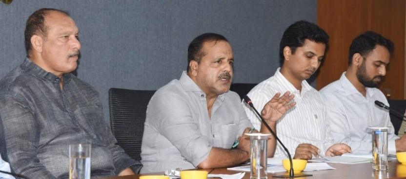 Khader pulls up NHAI over lack of service roads in DK