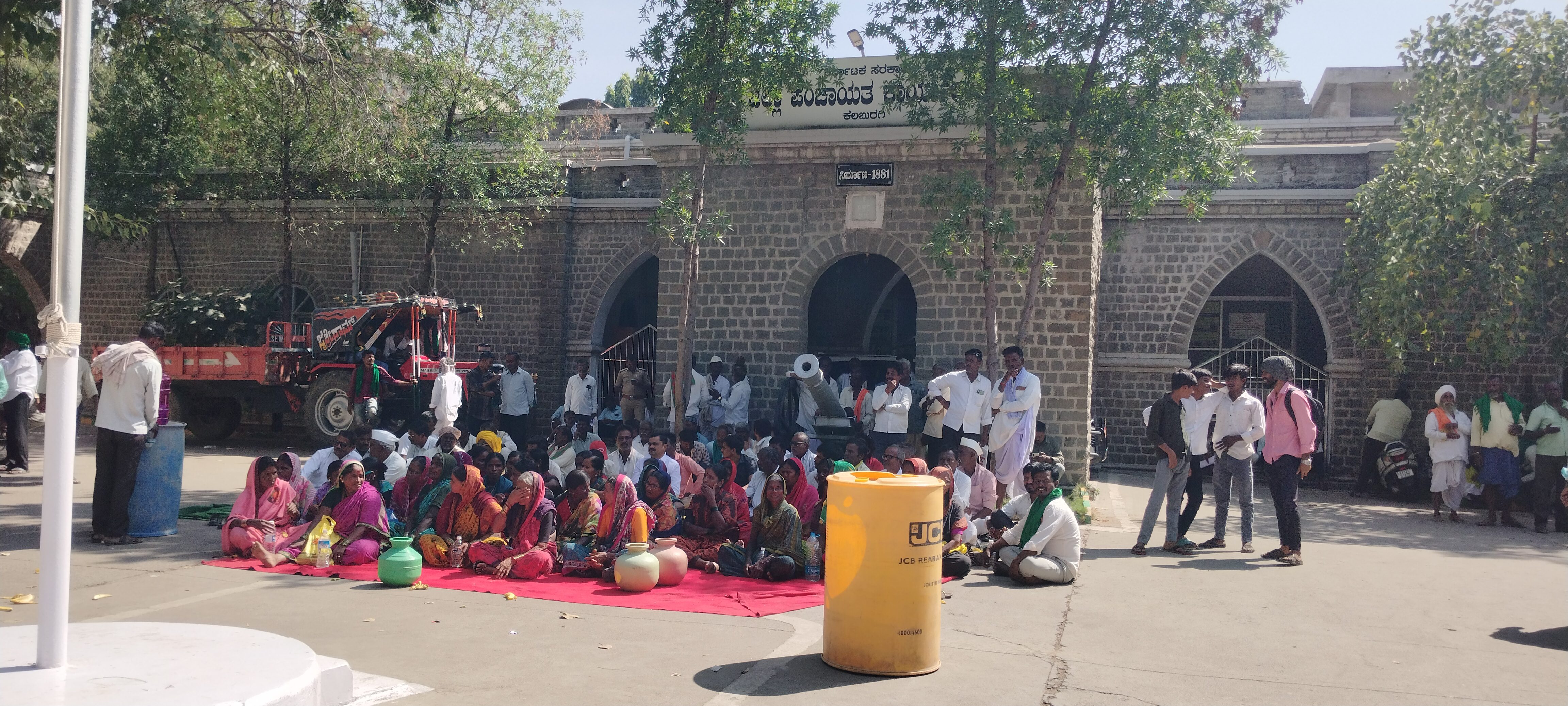 ಜಿಲ್ಲಾ ಪಂಚಾಯತ್ ಮುಂದೆ ನೀರಿಗಾಗಿ ಧರಣಿ! ಶಿವಕುಮಾರ್ ನಾಟಿಕರ್